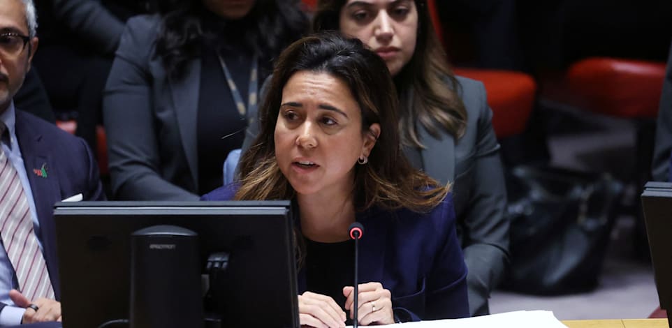 שגרירת איחוד האמירויות באו''ם, לנה נוסייבה, נאמה למועצת הביטחון של האו''ם לאחר שהצביעו נגד הצעת החלטה על הסכסוך בין ישראל לחמאס במטה האו''ם / צילום: Reuters, MIKE SEGAR